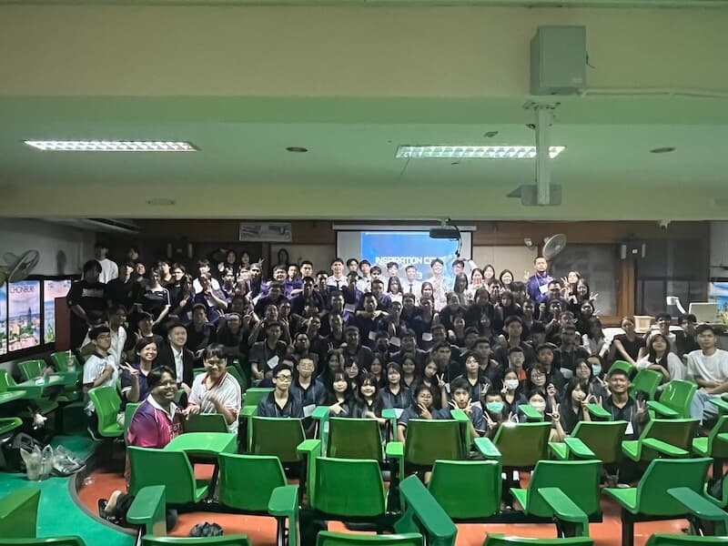 ถ่ายภาพหมู่ร่วมกับนักศึกษาที่นั่งเต็มห้องประชุมหลังจบการบรรยาย